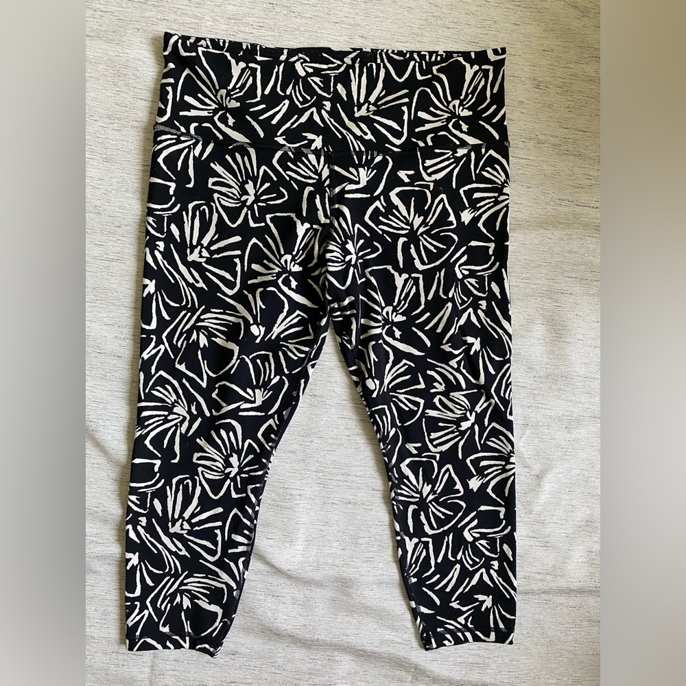 Athleta Black and White Floral women’s Crop Leggings size XL